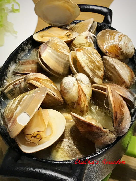 Baked Clams on a bed of Enoki Mushrooms 奶油金針菇烤蛤蠣